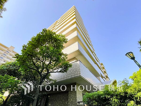 青空を背景に更なる美しさを醸す佇まい。