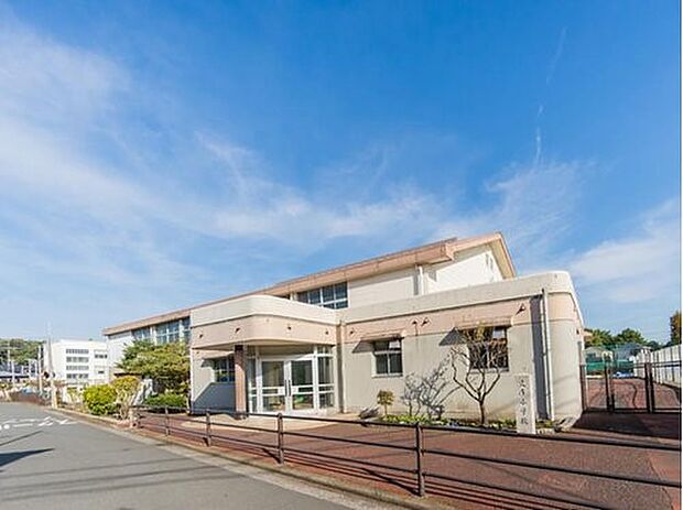 横浜市立文庫小学校 80m 徒歩1分。小学校が近いのは子育てファミリーにもおすすめのポイント。