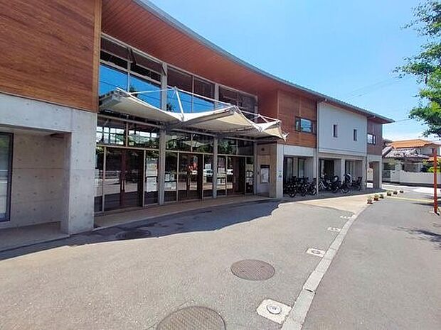 文庫幼稚園 650m 園内のかまどで炊いたごはんや汁を食べる月に一度の「かまどの日」は大切な食育の機会です。