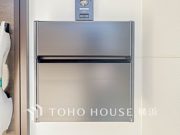 スタイリッシュな外観に見合う、オシャレな郵便受け。毎朝新聞を受け取るのも楽しみになりそう。