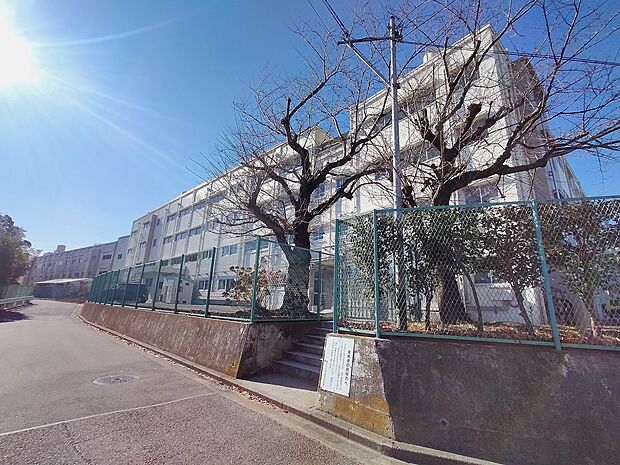 横浜市立戸塚中学校 800m 徒歩10分。部活などで帰りが遅くなっても安心の距離感です。