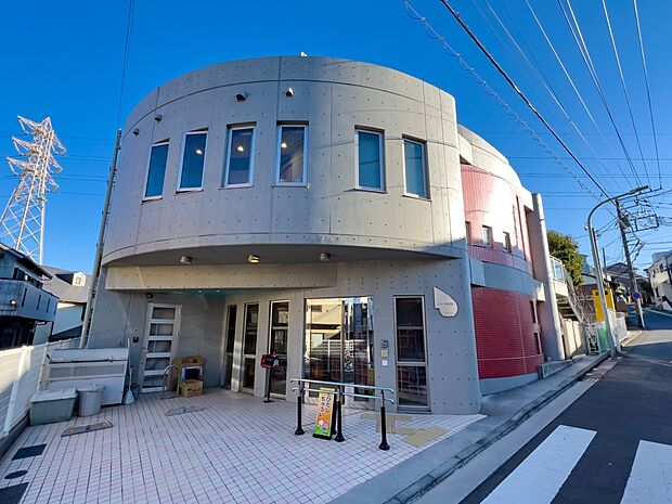トキワ保育園　350m　園庭にある年老いた桜の木が小さな子供達を優しく暖かく見守ります。 