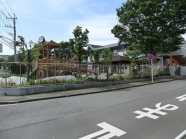 横浜市左近山保育園 300m 大きな園舎と充実の遊具。保育園では、入園していない子育て中の親子にも子育て支援を行っています。
