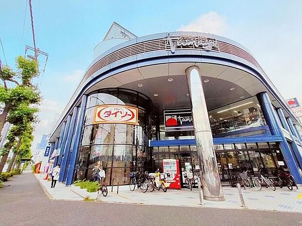 たまや港南台店 1000m 地下駐車場完備で雨の日でも濡れずに店内に入れます。2階には100円ショップもあります。