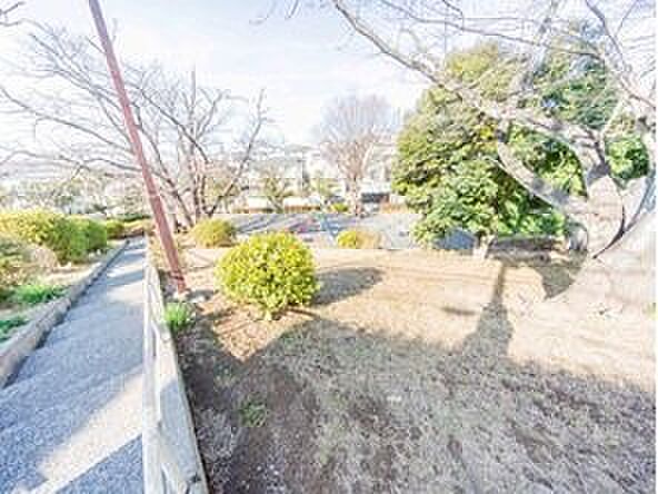 荏田第四公園 230m 住宅街に立地する緑潤う公園。毎日のお散歩コースにも。