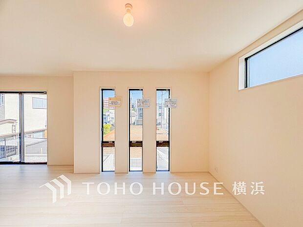 明るく開放的な空間が広がるLDK。室内には豊かな陽光が注ぎ込み、爽やかな住空間を演出。