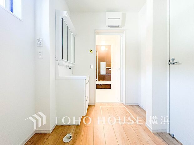 洗濯機を配置しても十分なスペースを確保した設計となっております。
