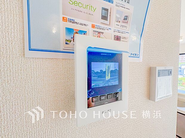 誰が来てもわかる様にモニター付きインターホンを設置。快適と安らぎを合わせた優しい設計。