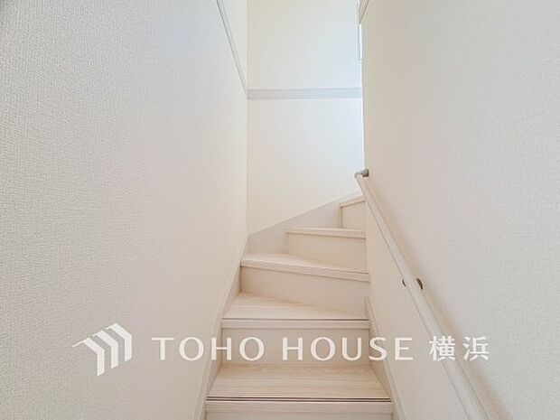 各フロアを結ぶ階段。集いの空間と一人の時間を楽しむプライベートルームをバランスよく繋いでいます。