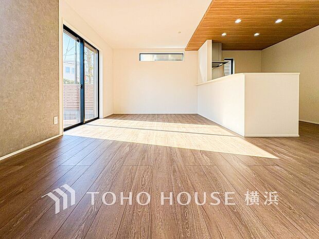 明るく開放的な空間が広がるLDK。室内には豊かな陽光が注ぎ込み、爽やかな住空間を演出。