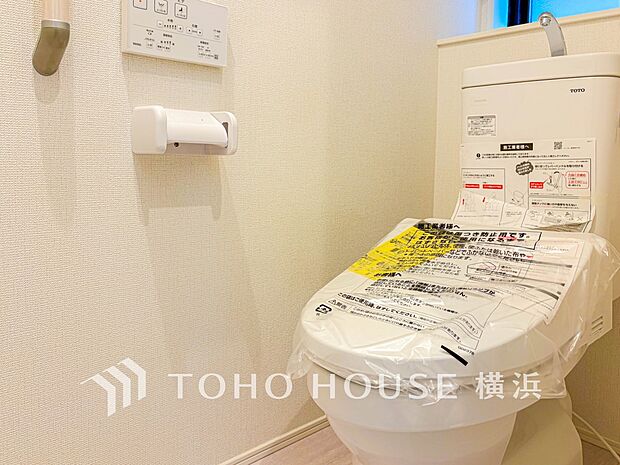 換気と明るさに配慮した、清潔感溢れるトイレ。落ち着いた空間で安らぎのひとときをお過ごしいただけます。