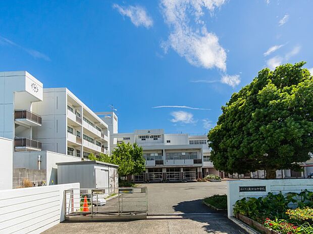 横浜市立栗田谷中学校　1100m　徒歩14分。部活などで帰りが遅くなっても安心の距離です。 