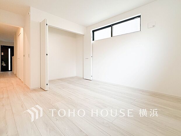 心地よい光と風があふれています。プライベートな自分時間を快適に過ごせるお部屋。