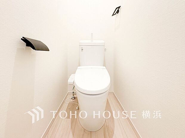 換気と明るさに配慮した、清潔感溢れるトイレ。落ち着いた空間で安らぎのひとときをお過ごしいただけます。