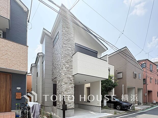爽やかな青空の下に贅沢なほどに降り注ぐ陽光、豊かな居住性と、クオリティが見事に調和した住空間。