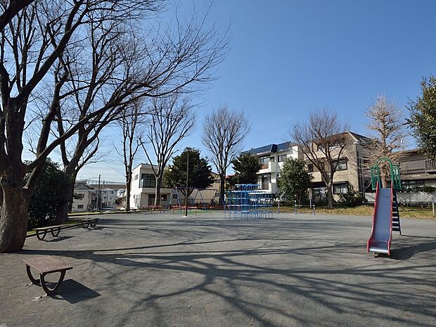 富士見台公園 400m 子どもが走り回れる広さの公園です。公園の設備には水飲み・手洗い場があります。