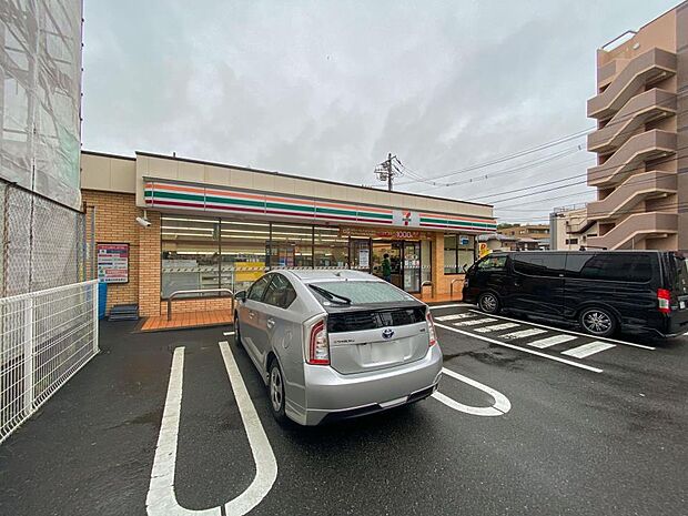 セブンイレブン横浜永田東3丁目店 550m オリジナルブランド商品やホットスナック・コーヒーも人気です。