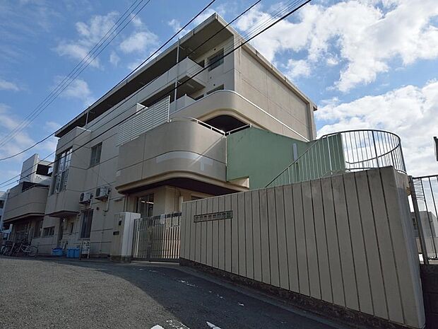 岩井保育園 450m 生後6ヶ月の0歳児からの預かりがある保育園。近隣の清水ヶ丘公園や富士見台公園へお散歩します。