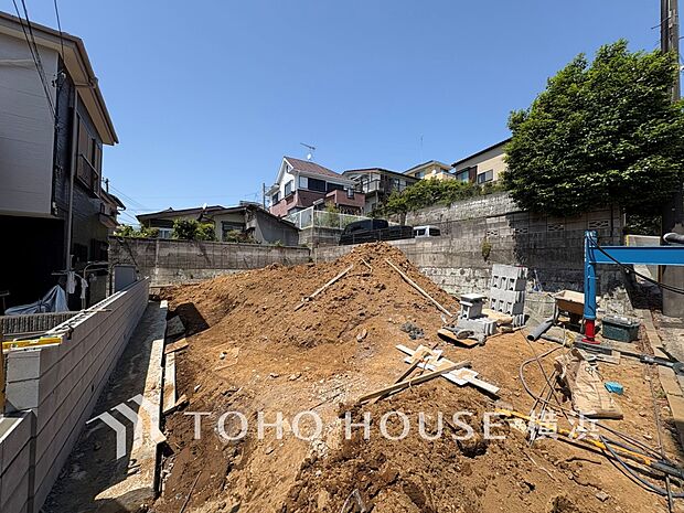 良質な環境に暮らす永住の邸がここに誕生します。(2026年5月撮影)