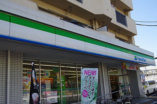 ファミリーマート 横浜権太坂店 450m オリジナルブランド商品やホットスナック・コーヒーも人気です。