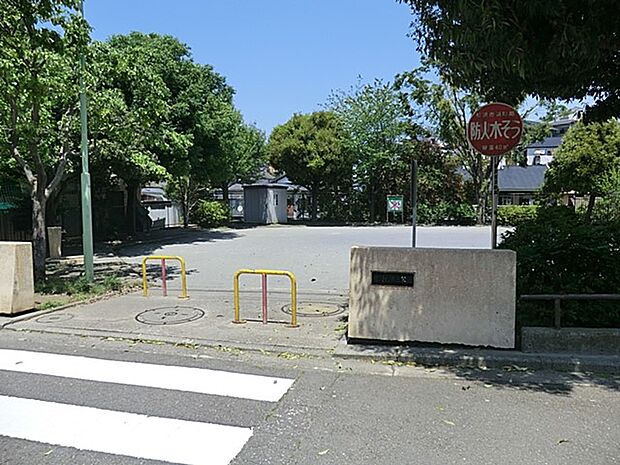 笹野台第三公園　190m　住宅街の十分な広さの公園です。公園の設備には水飲み・手洗い場があります。 