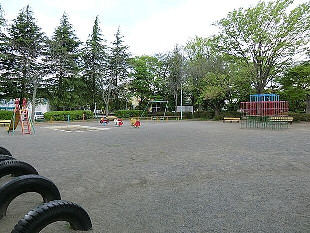成瀬台公園　750m　遊具エリア、グラウンド、木を楽しむエリアがあります。広場には移動図書館がやってきます。 