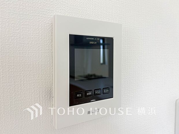 誰が来てもわかる様にモニター付きインターホンを設置。快適と安らぎを合わせた優しい設計。