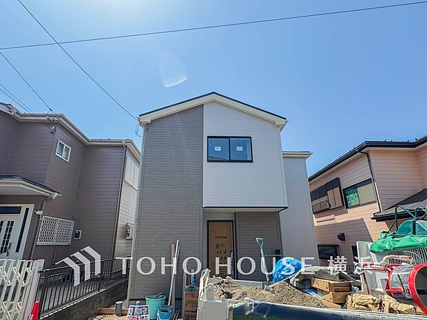 お住まいの顔となる玄関。住まう方のプライドを満たすクオリティを備えています。（2026年5月撮影）