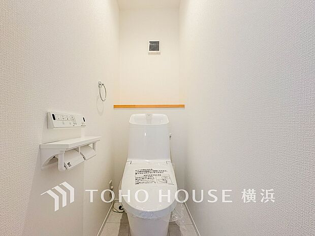換気と明るさに配慮した、清潔感溢れるトイレ。落ち着いた空間で安らぎのひとときをお過ごしいただけます。