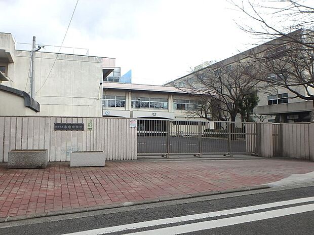 横浜市立本宿中学校　1900m　徒歩24分。子育て世代に優しい落ち着いた住環境。 