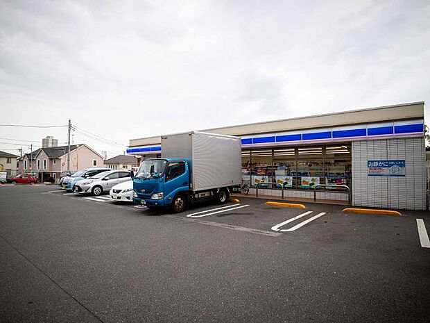 ローソン旭本村町店　850m　ちょっとした買い物にも便利ですね。 
