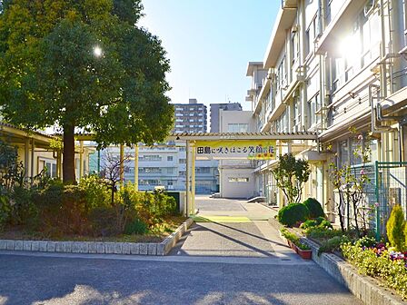 川崎市立田島中学校　450m　徒歩6分。部活などで帰りが遅くなっても安心の距離です。 