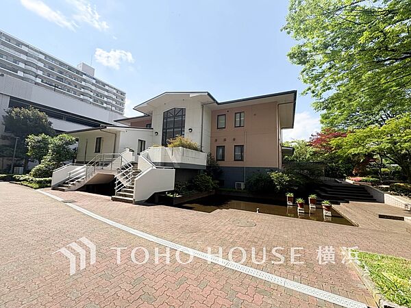 管理棟があることで不審者の侵入を抑制する防犯効果が高まります。