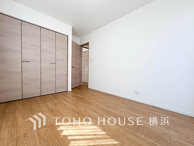 一日の疲れをいやしてくれる寝室。時を忘れて過ごす場所として過ごせるお部屋。