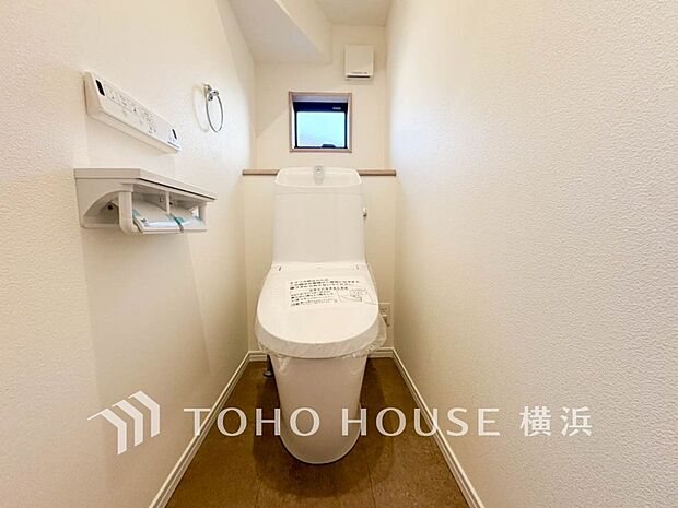 換気と明るさに配慮した、清潔感溢れるトイレ。落ち着いた空間で安らぎのひとときをお過ごしいただけます。