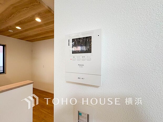 誰が来てもわかる様にモニター付きインターホンを設置。快適と安らぎを合わせた優しい設計。