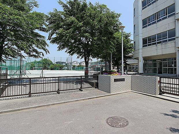 横浜市立飯島中学校 600m 徒歩8分。部活などで帰りが遅くなっても安心の距離です。
