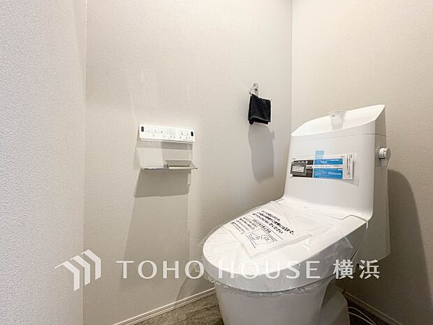 清潔感溢れるトイレ。落ち着いた空間で安らぎのひとときをお過ごしいただけます。