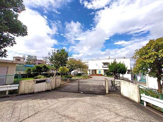横浜市立洋光台第一中学校 550m 徒歩7分。部活などで帰りが遅くなっても安心の距離です。