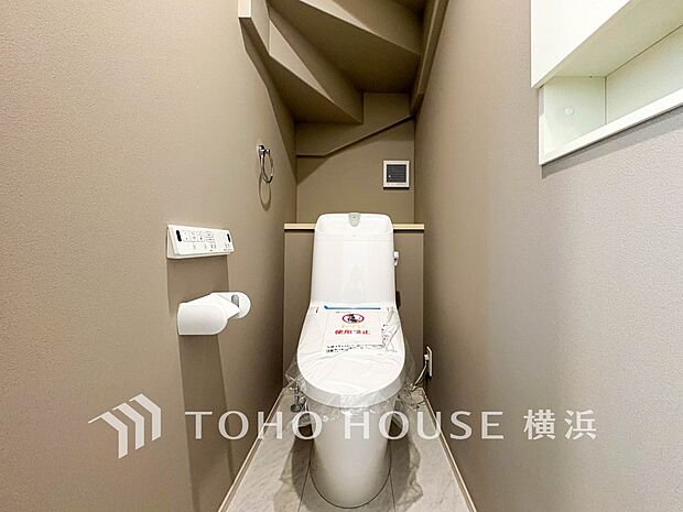 清潔感溢れるトイレ。落ち着いた空間で安らぎのひとときをお過ごしいただけます。