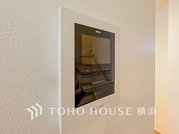 誰が来てもわかる様にモニター付きインターホンを設置。快適と安らぎを合わせた優しい設計。
