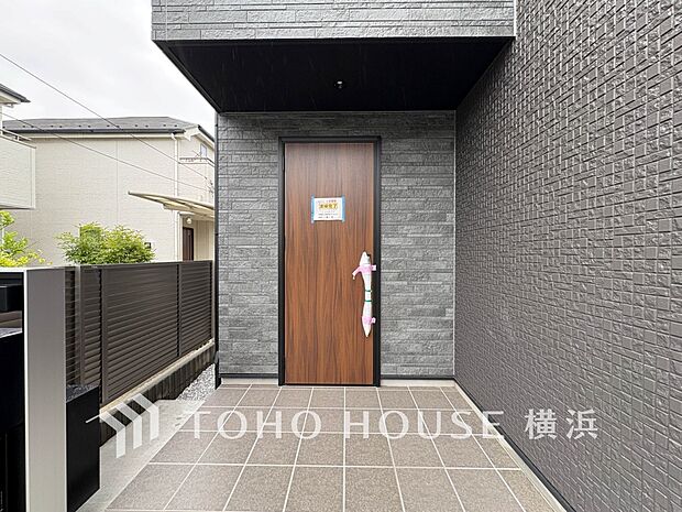 お住まいの顔となる玄関。住まう方のプライドを満たすクオリティを備えています。