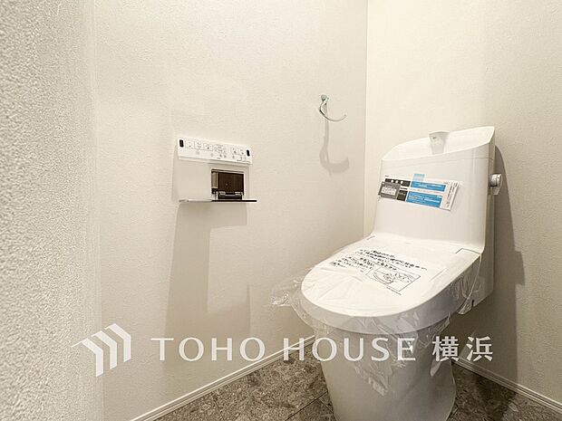 清潔感溢れるトイレ。落ち着いた空間で安らぎのひとときをお過ごしいただけます。