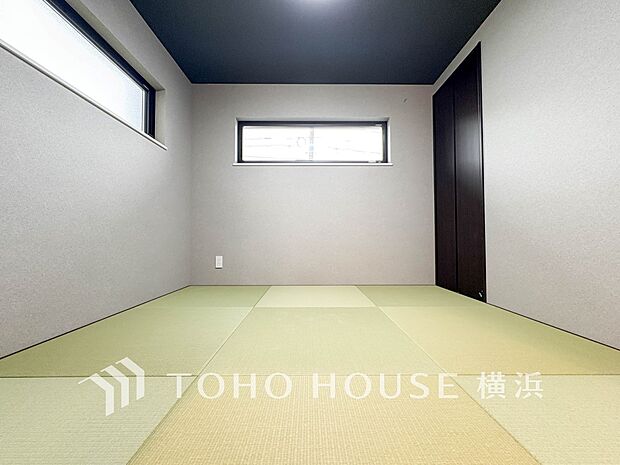 足を伸ばしてゆっくりとくつろげる、癒しの空間。モダンな和室で癒しタイムを。