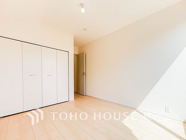 一日の疲れをいやしてくれる寝室。時を忘れて過ごす場所として過ごせるお部屋。