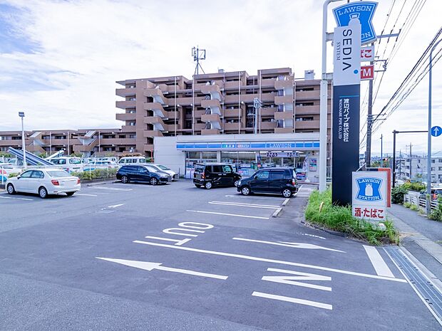 ローソン 瀬谷二ツ橋町店 500m オリジナルブランド商品やホットスナック・コーヒーも人気です。