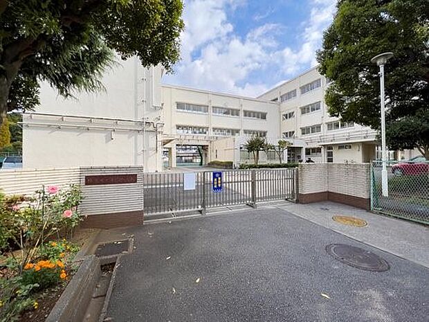 横浜市立東野中学校 350m 徒歩5分。部活などで帰りが遅くなっても安心の距離です。