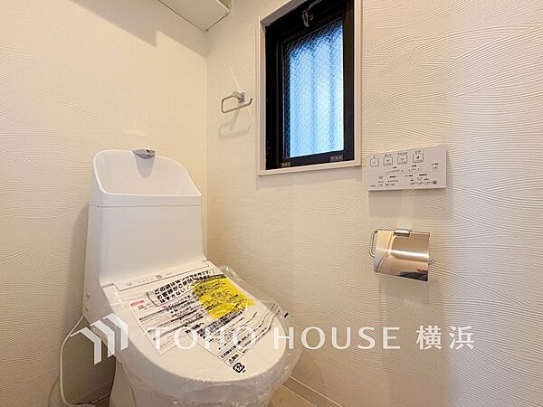 換気と明るさに配慮した、清潔感溢れるトイレ。落ち着いた空間で安らぎのひとときをお過ごしいただけます。