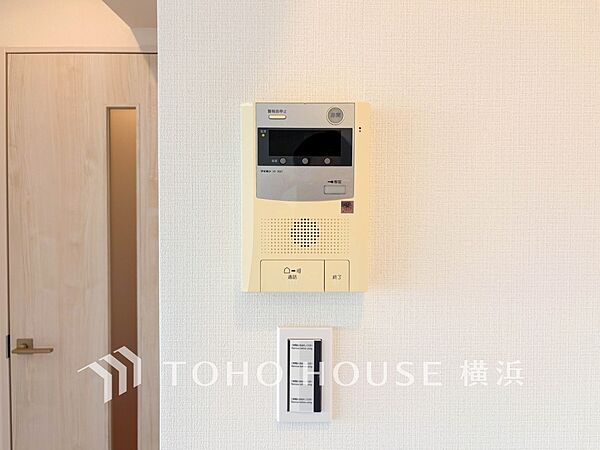 誰が来てもわかる様にモニター付きインターホンを設置。快適と安らぎを合わせた優しい設計。