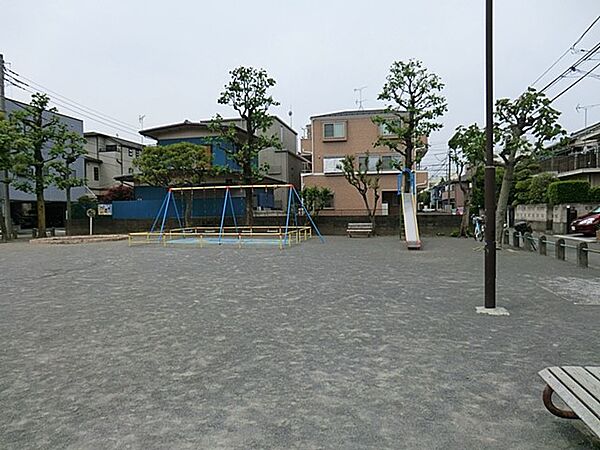 上平間公園　600m　住宅街に立地する見通しの良い公園。お子様の毎日の遊び場におススメです。